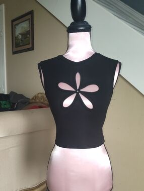 SHEIN Black Sleeveless Floral Cutout Crop Top